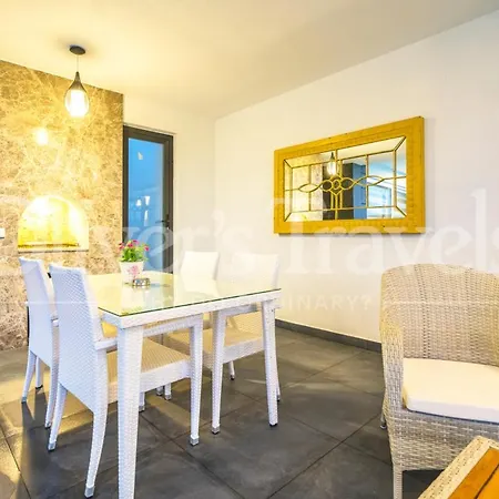 Sleeps 2 With Pool Air Con And Wifi Καλκάν